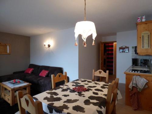 un salon avec une table et un canapé dans l'établissement Charmant T2 + coin montagne, idéal familles, proche pistes et commerces - Garage, balcon, 6 pers. - FR-1-458-142, au Grand-Bornand