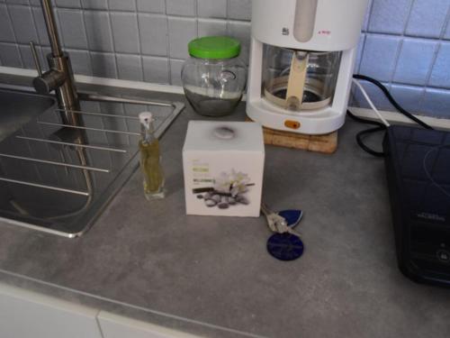 - un comptoir avec une cafetière et une boîte dans l'établissement Studio rénové pour 3 au centre de Montgenèvre avec parking - FR-1-266-166, à Montgenèvre