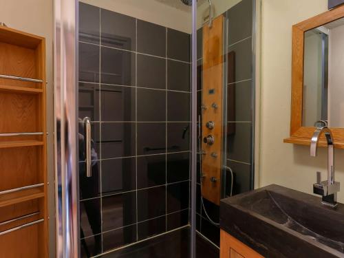 une salle de bain avec douche et lavabo dans l'établissement Appartement rénové montagne à Val Thorens - 6 pers, 34 m², Veranda, Ski In/Out, WIFI - FR-1-637-6, à Val Thorens
