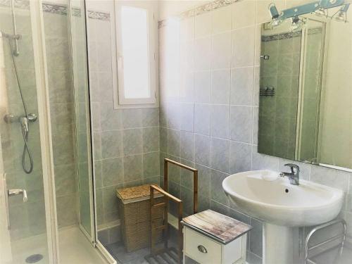 ein Bad mit einer Dusche, einem Waschbecken und einem Waschbecken in der Unterkunft Appartement Saint-Jean-de-Luz, 3 pièces, 5 personnes - FR-1-4-612 in Saint-Jean-de-Luz