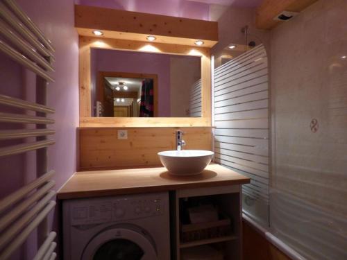 une salle de bain avec un lavabo et un miroir dans l'établissement Charmant T2 + coin montagne, idéal familles, proche pistes et commerces - Garage, balcon, 6 pers. - FR-1-458-142, au Grand-Bornand