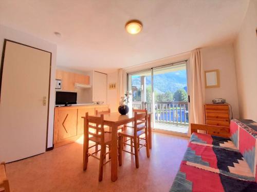 une cuisine et une salle à manger avec une table et des chaises dans l'établissement Appartement T3, 4 pers, balcon, parking - Saint-Lary Soulan - FR-1-457-299, à Vignec