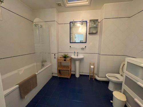 une salle de bain avec une baignoire, un lavabo et des toilettes dans l'établissement Appartement 3 pièces avec grande terrasse, à 100m des plages et commerces, cœur de Banyuls - FR-1-225C-90, à Banyuls-sur-Mer