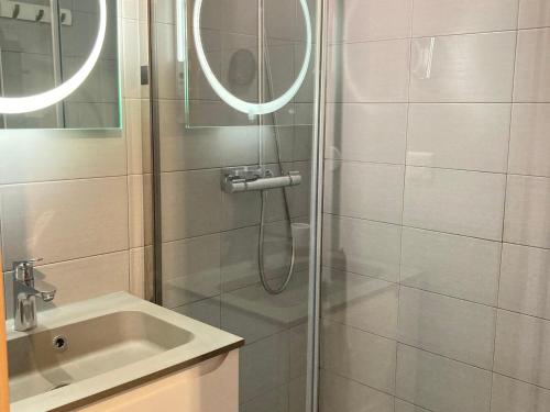 ein Bad mit einer Dusche und einem Waschbecken in der Unterkunft Appartement Avoriaz, 2 pièces, 4 personnes - FR-1-634-48 in Avoriaz