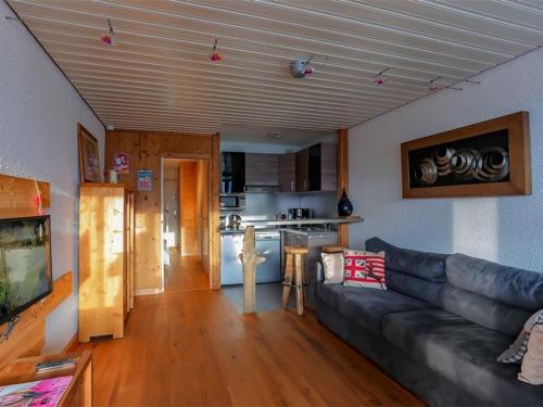 un salon avec un canapé et une cuisine dans l'établissement Appartement rénové montagne à Val Thorens - 6 pers, 34 m², Veranda, Ski In/Out, WIFI - FR-1-637-6, à Val Thorens