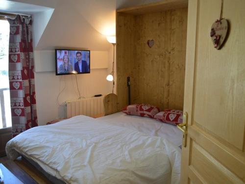 1 dormitorio con 1 cama y TV en la pared en Studio Montgenèvre, 2 pièces, 4 personnes - FR-1-266-170, en Montgenèvre