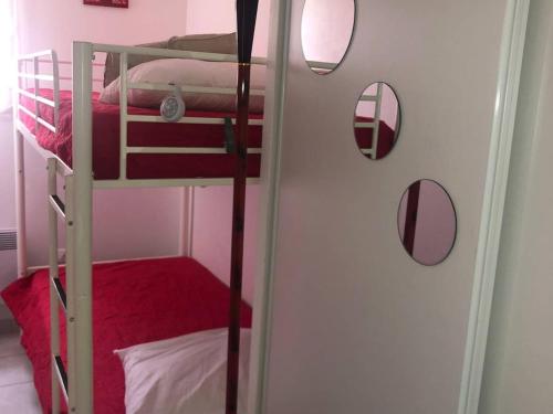 une chambre avec deux lits superposés et deux miroirs dans l'établissement Villa T3 6 pers, Clim, Parking, Proche Mer - FR-1-81-545, à Torreilles