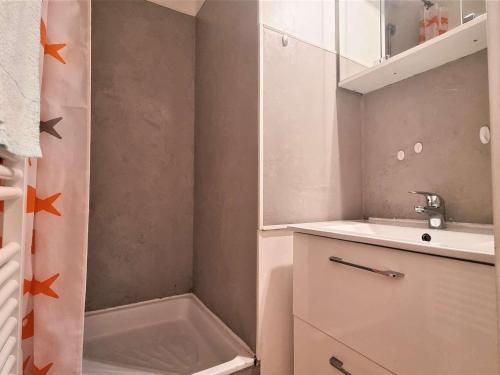 une petite salle de bain avec un lavabo et une douche dans l'établissement Appartement lumineux 2 pièces, parking gratuit, proche des pistes et commerces - 5 pers, SuperDévoluy - FR-1-525-211, à Saint-Étienne-en-Dévoluy