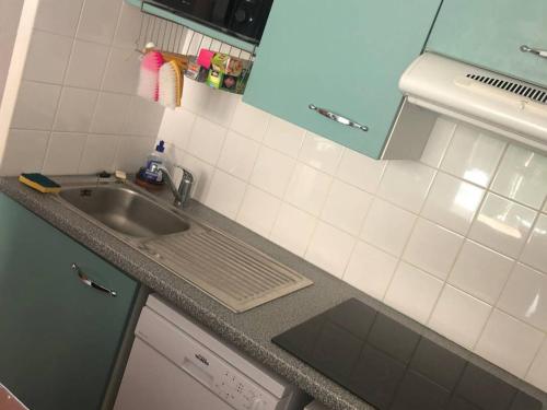 une cuisine avec un évier et un plan de travail dans l'établissement Villa T3 6 pers, Clim, Parking, Proche Mer - FR-1-81-545, à Torreilles