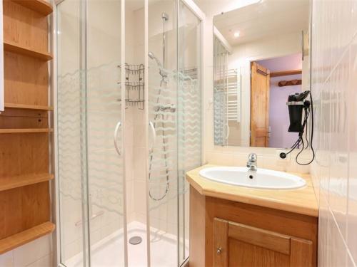 une salle de bain avec douche et lavabo dans l'établissement Appartement rénové Val Thorens - 4 pers, Balcon, Sud, Coeur station - FR-1-637-8, à Val Thorens