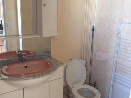 La salle de bains est pourvue d'un lavabo rouge et de toilettes. dans l'établissement Studio cosy, au pied des pistes à La Pierre St Martin, parking gratuit, ascenseur, casier à skis - FR-1-602-86, à Arette