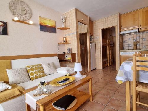 un salon avec un canapé et une table dans l'établissement Studio au pied des pistes pour 4 avec Wifi, parking et animaux admis - FR-1-525-181, à Saint-Étienne-en-Dévoluy