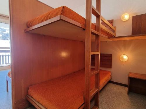 1 dormitorio con 2 literas en una habitación en Appartement Le Dévoluy, 1 pièce, 4 personnes - FR-1-525-183, en Le Dévoluy