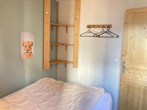 1 dormitorio con 1 cama y una foto de un león en Appartement Avoriaz, 2 pièces, 4 personnes - FR-1-634-48 en Avoriaz