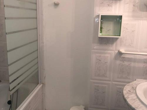 une salle de bain avec une douche, un lavabo et un miroir dans l'établissement Villa T3 6 pers, Clim, Parking, Proche Mer - FR-1-81-545, à Torreilles