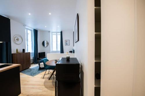 uma cozinha e sala de jantar com mesa e cadeiras em Opéra 8 - Superbe studio refait à neuf proche place des Terreaux em Lyon