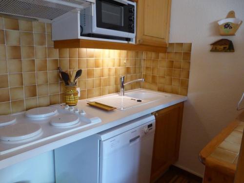 a kitchen counter with a sink and a microwave at Appartement cosy 6 pers, 2 ch, au pied des pistes, cœur du village, balcon sud, tout confort - FR-1-342-233 in Beaufort
