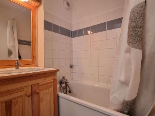 une salle de bain avec une baignoire, un lavabo et une douche dans l'établissement Appartement cosy 2 pièces avec balcon, proche télésiège - 6 couchages - Dévoluy - FR-1-525-197, à Saint-Étienne-en-Dévoluy