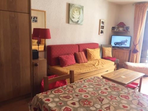 Cette chambre comprend un lit, une table et un canapé. dans l'établissement Studio 4 pers au pied des pistes avec balcon, animaux admis - FR-1-330-537, à Risoul