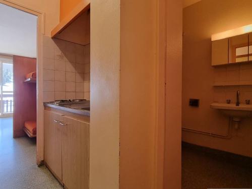 una cocina con encimera y fregadero. en Appartement Le Dévoluy, 1 pièce, 4 personnes - FR-1-525-183, en Le Dévoluy