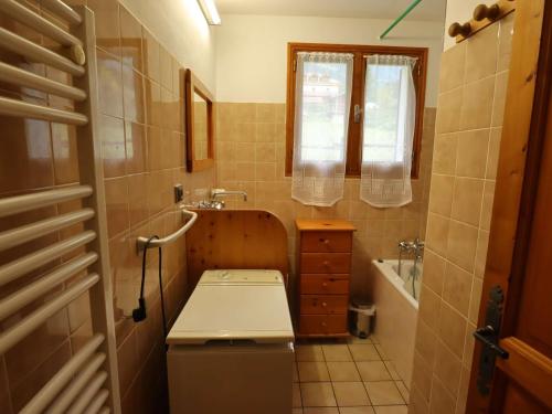 Koupelna v ubytování Appartement lumineux 75m² pour 4, coeur Arêches, terrasse, 2 chambres, parking privé, proche tout - FR-1-342-236