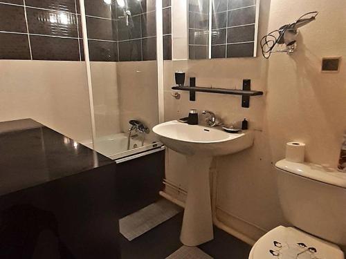 Ένα μπάνιο στο Studio pour 5 Pers. au Centre de Cauterets - FR-1-234-260