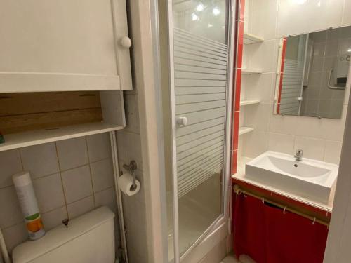 Ett badrum på Appartement Port Leucate, 3 pièces, 5 personnes - FR-1-81-546