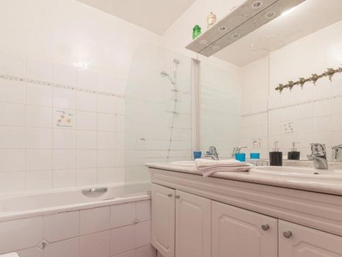 une salle de bain blanche avec un lavabo et une baignoire dans l'établissement Appartement familial 3 pièces, 8 couchages, proche des pistes à Serre-Chevalier, balcon sud. - FR-1-330E-122, à Saint-Chaffrey