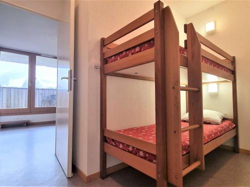 une chambre avec deux lits superposés dans une pièce dans l'établissement T2 Cabine 6 pers avec Balcon, Parking et Casier à Ski, Près des Pistes - FR-1-525-193, à Saint-Étienne-en-Dévoluy