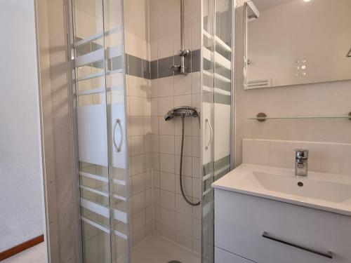 a bathroom with a sink and a shower at Appartement spacieux 4 pièces avec 3 chambres, balcon, proche télésiège à SuperDévoluy - FR-1-525-201 in Le Dévoluy