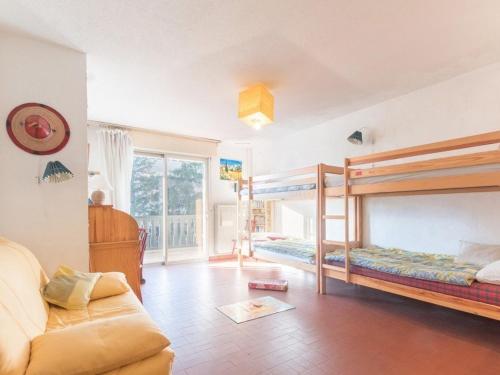 une chambre avec deux lits superposés et un canapé dans l'établissement Appartement familial 3 pièces, 8 couchages, proche des pistes à Serre-Chevalier, balcon sud. - FR-1-330E-122, à Saint-Chaffrey