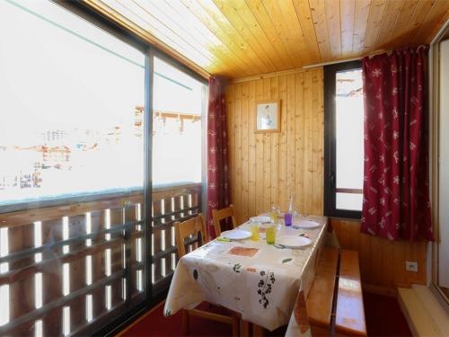 comedor con mesa y ventana en Studio Val Thorens, 1 pièce, 4 personnes - FR-1-637-9, en Val Thorens