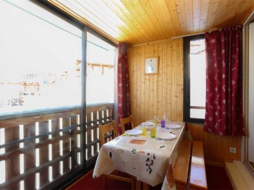 a dining room with a table and a window at Charmant appartement montagne à Val Thorens - 4 pers, 2 pièces - FR-1-637-9 in Val Thorens