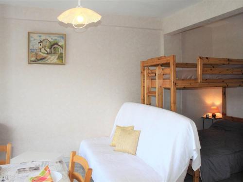 une chambre avec un lit et un lit superposé dans l'établissement Studio Cosy avec Terrasse et Parking, à 30m de la Mer, Cagnes-sur-Mer - FR-1-252A-56, à Cagnes-sur-Mer