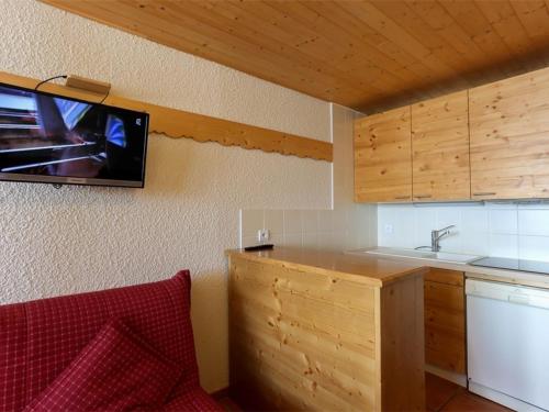 Il comprend une cuisine avec un évier et une télévision murale. dans l'établissement Charmant appartement montagne à Val Thorens - 4 pers, 2 pièces - FR-1-637-9, à Val Thorens