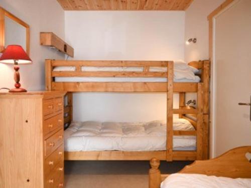 une chambre avec deux lits superposés et un bureau dans l'établissement Charmant T2 à Montgenèvre: Parking, 4 pers., Proche Pistes - FR-1-266-174, à Montgenèvre