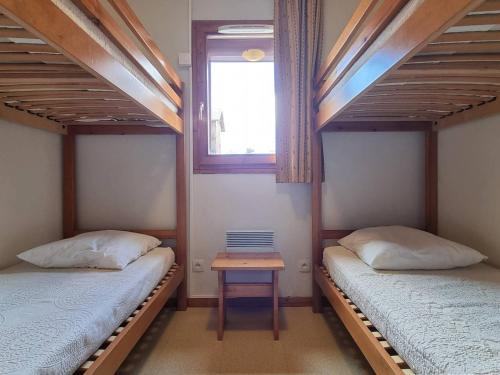 a room with two bunk beds and a table at Appartement Le Dévoluy, 4 pièces, 10 personnes - FR-1-525-201 in Le Dévoluy