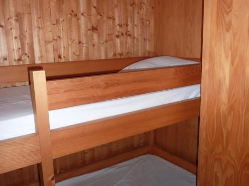 Postel nebo postele na pokoji v ubytování Studio avec accès piscine collective à louer à St Jean d'Aulps - FR-1-573-37