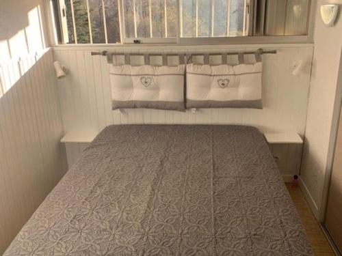 une chambre avec un lit dans une petite pièce dans l'établissement Appartement à Argelès-sur-Mer, 200m de la plage, 4 pers., loggia, parking sécurisé - FR-1-388-197, à Argelès-sur-Mer