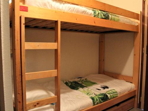Poschodová posteľ alebo postele v izbe v ubytovaní Appartement Vars, 1 pièce, 4 personnes - FR-1-330B-178