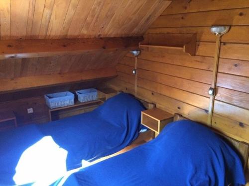 - une chambre avec 2 lits dans une cabine aux murs en bois dans l'établissement Chalet cosy 6/8 pers. près des pistes avec équipements complets et parking gratuit - FR-1-602-92, à Arette