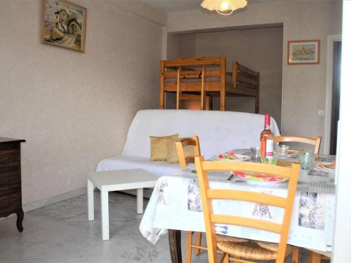 un salon avec une table et un lit dans l'établissement Studio Cosy avec Terrasse et Parking, à 30m de la Mer, Cagnes-sur-Mer - FR-1-252A-56, à Cagnes-sur-Mer