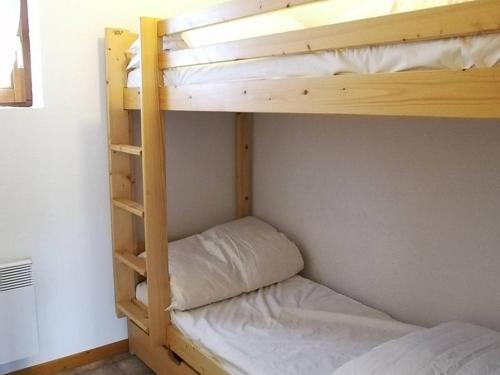 quelques lits superposés dans une chambre dans l'établissement 2 pièces cabine près des pistes - Parking - Vue montagne - FR-1-573-40, à Saint-Jean-dʼAulps