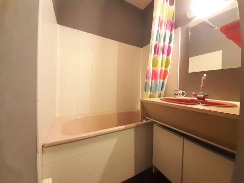 La salle de bains est pourvue d'un lavabo, d'une baignoire et d'un miroir. dans l'établissement Studio Piau-Engaly, 1 pièce, 4 personnes - FR-1-457-297, à Aragnouet