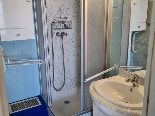 une salle de bain avec une douche, des toilettes et un lavabo dans l'établissement Appartement à Argelès-sur-Mer, 200m de la plage, 4 pers., loggia, parking sécurisé - FR-1-388-197, à Argelès-sur-Mer