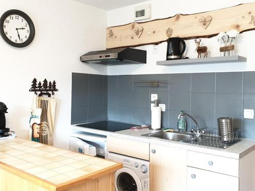 une cuisine avec un évier et une machine à laver dans l'établissement 2 pièces cabine près des pistes - Parking - Vue montagne - FR-1-573-40, à Saint-Jean-dʼAulps