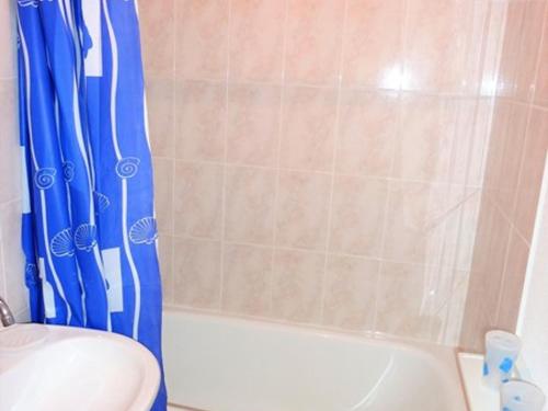 Koupelna v ubytování Charmant T2 avec terrasse, parking et cave - 4 pers, proche randonnées et ski fond - FR-1-573-43