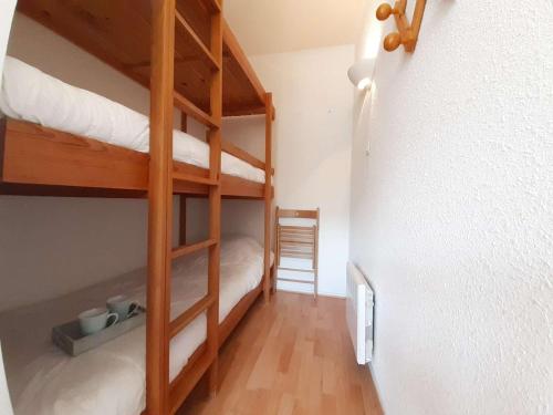 Cette chambre dispose de lits superposés et d'un escalier. dans l'établissement Studio Piau-Engaly, 1 pièce, 4 personnes - FR-1-457-297, à Aragnouet