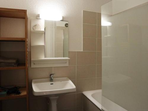 une salle de bain avec un lavabo, un miroir et une baignoire dans l'établissement Appartement rénové 6 pers, balcon et animaux admis - FR-1-322-442, aux Orres
