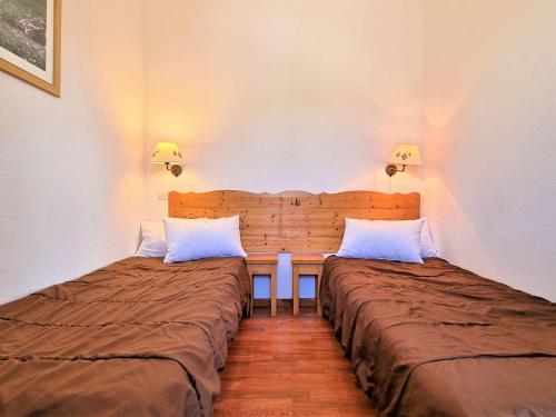 twee bedden naast elkaar in een kamer bij Appartement Le Dévoluy, 2 pièces, 4 personnes - FR-1-525-217 in Le Dévoluy